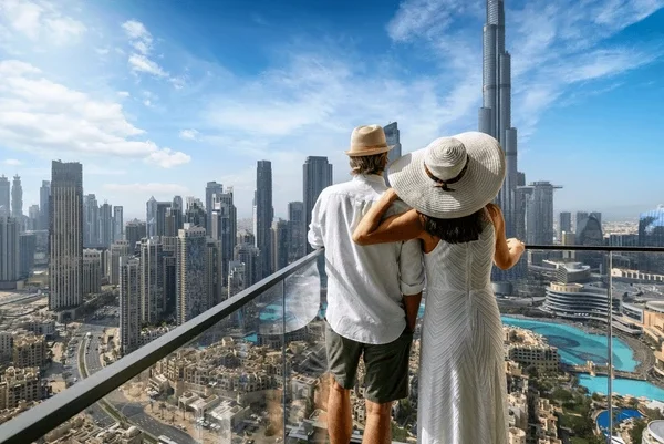 Dubai: caut o partenera pentru o minivacanta de 4 zile.